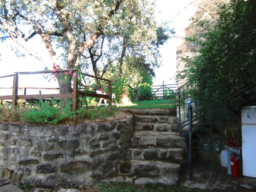 Castello Di Cisterna Aparthotel Gaglietole Екстериор снимка