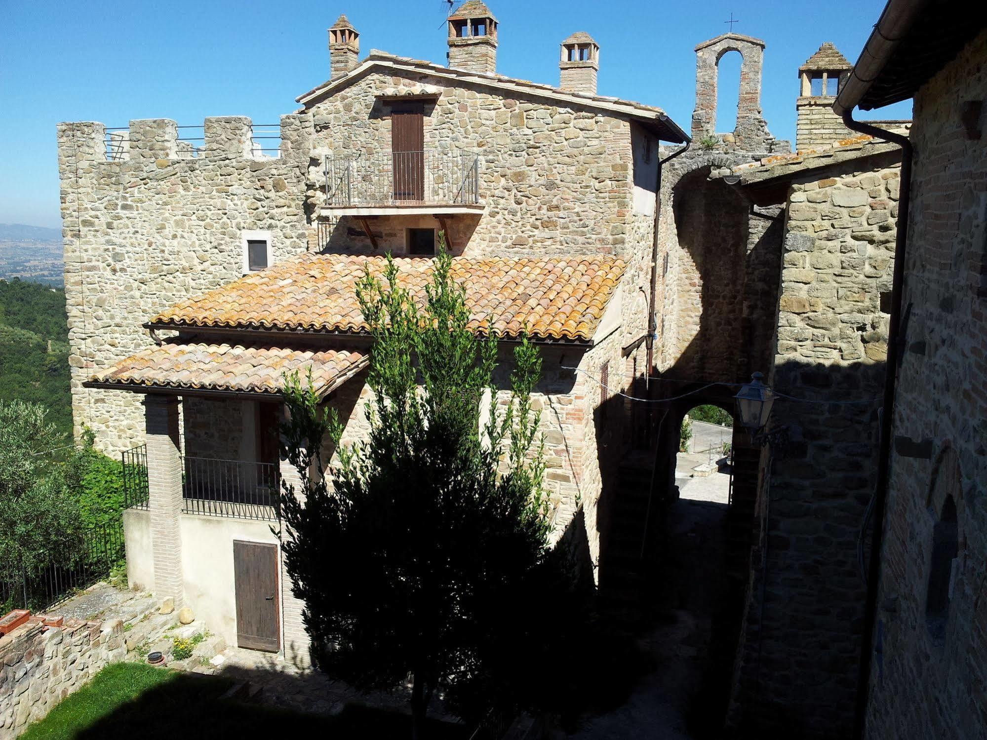 Castello Di Cisterna Aparthotel Gaglietole Екстериор снимка
