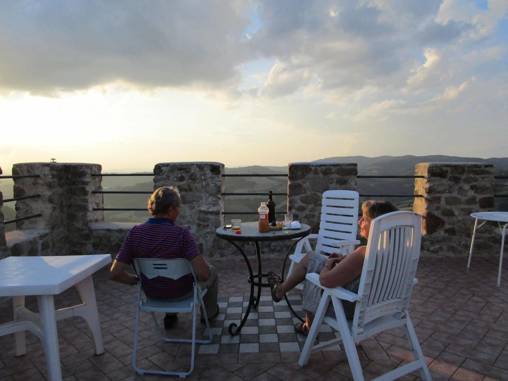 Castello Di Cisterna Aparthotel Gaglietole Екстериор снимка