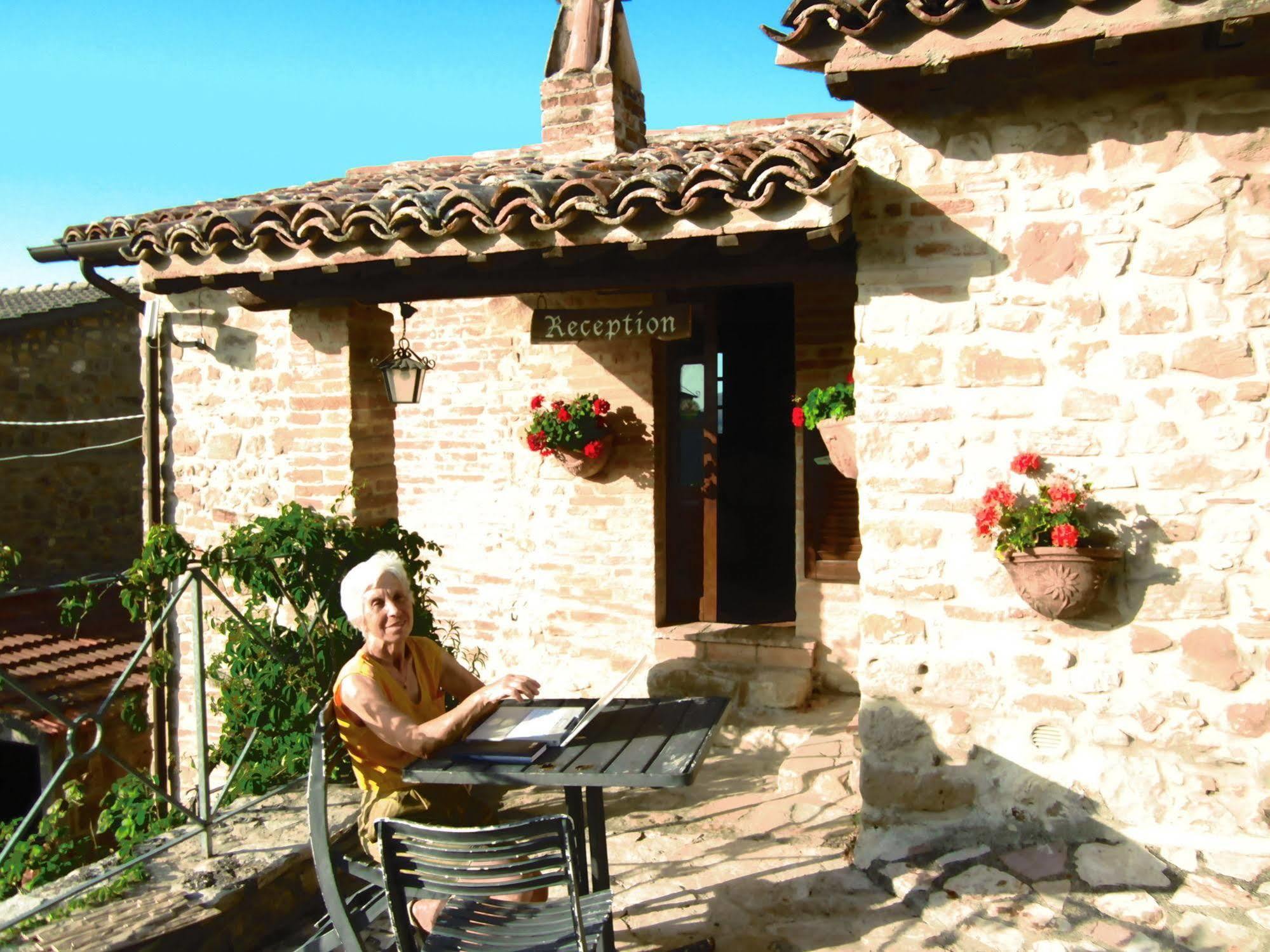 Castello Di Cisterna Aparthotel Gaglietole Екстериор снимка
